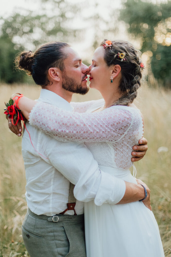 Hochzeitsfoto eines Paares, das zusammen lächelt und von Seifenblasen umgeben ist