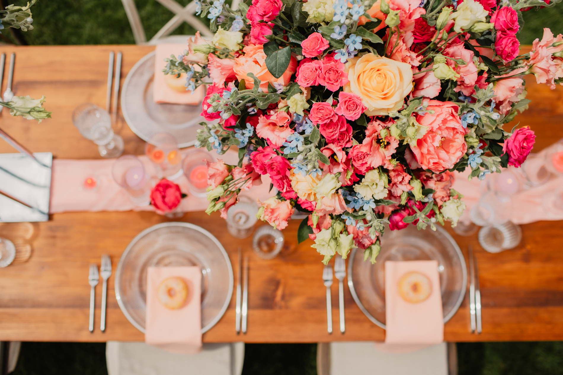Blumenarrangement auf gedecktem Tisch