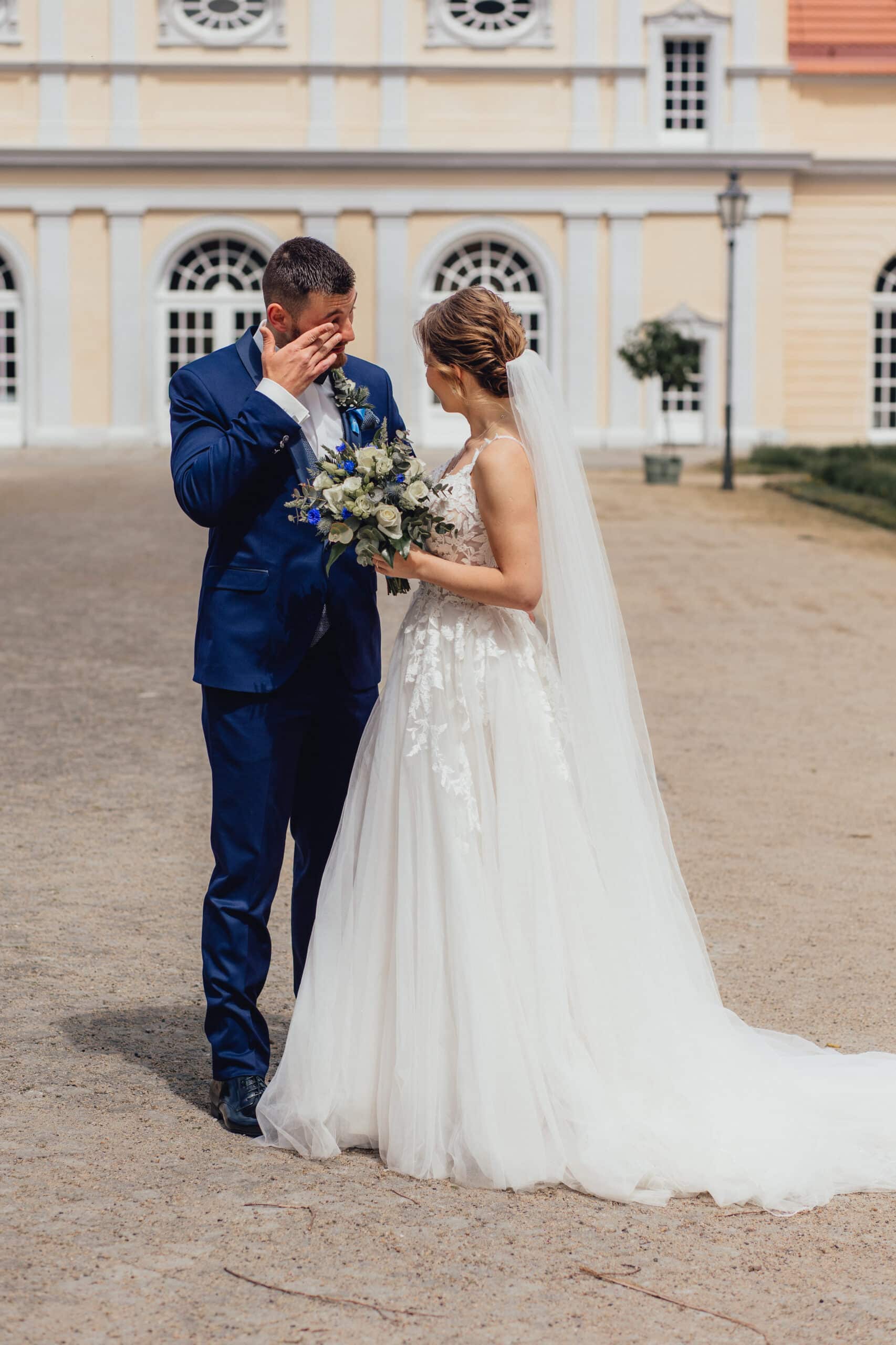 Bräutigam drückt sich eine Träne weg, ungestellter Moment. Hochzeitsfotografie Berlin