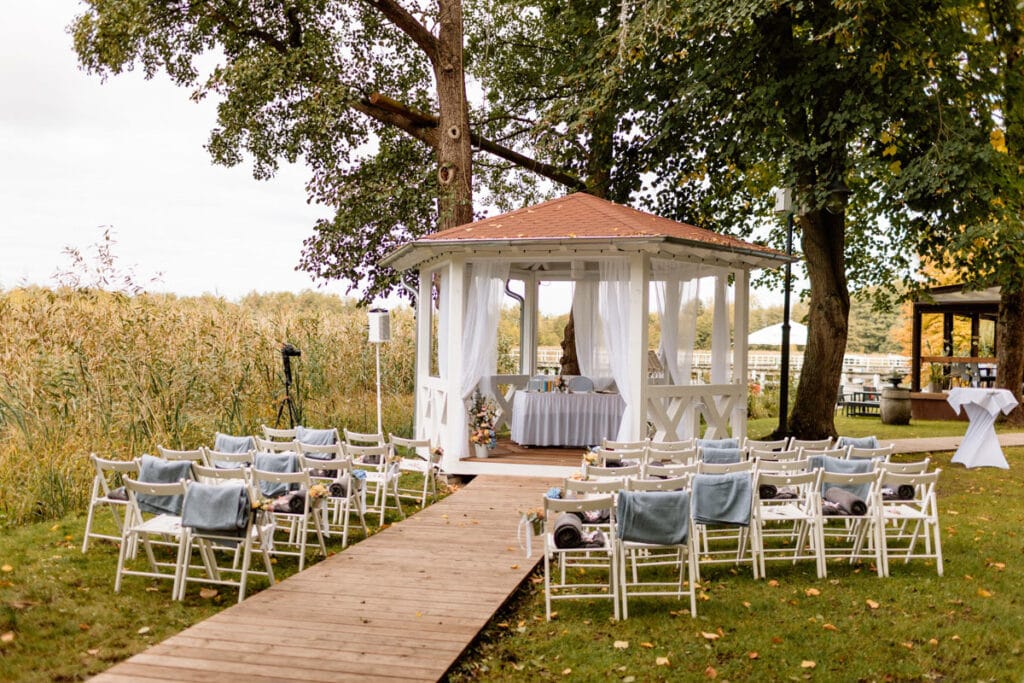 Pagode der Seelodge Kremmen mit Hochzeitsdekoration. Hochzeitsreportage Brandenburg
