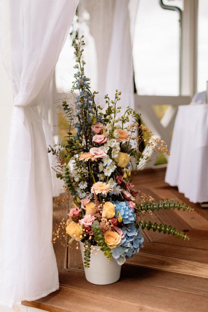 bunte Blumendeko, Hochzeitsreportage