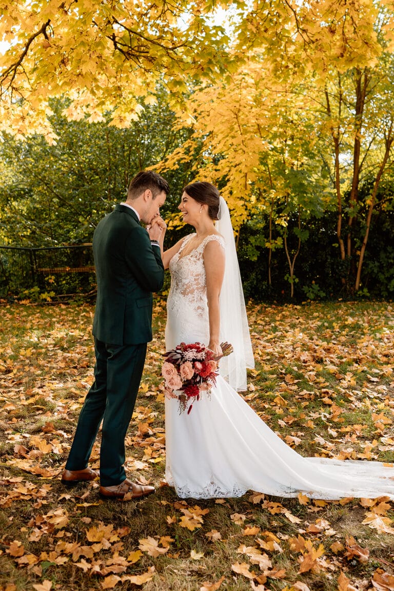 First Look von Brautpaar bei Hochzeit in Liepe in Brandenburg.