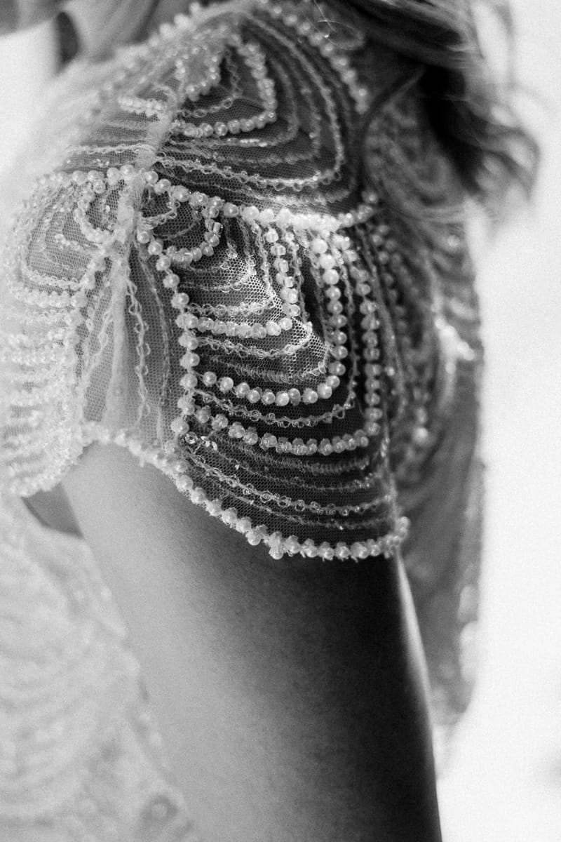 Detailfoto von Hochzeitskleid mit Perlen bestickt