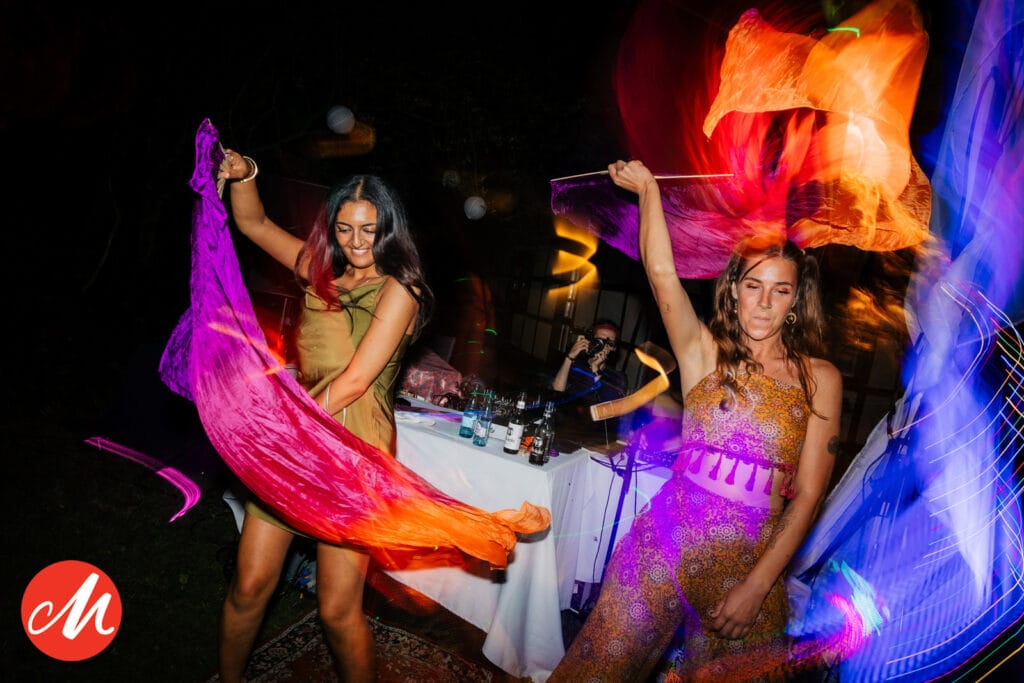Hochzeitsparty mit bunten Lichtern und wilden Tänzen, Hochzeitsreportage Berlin Brandenburg